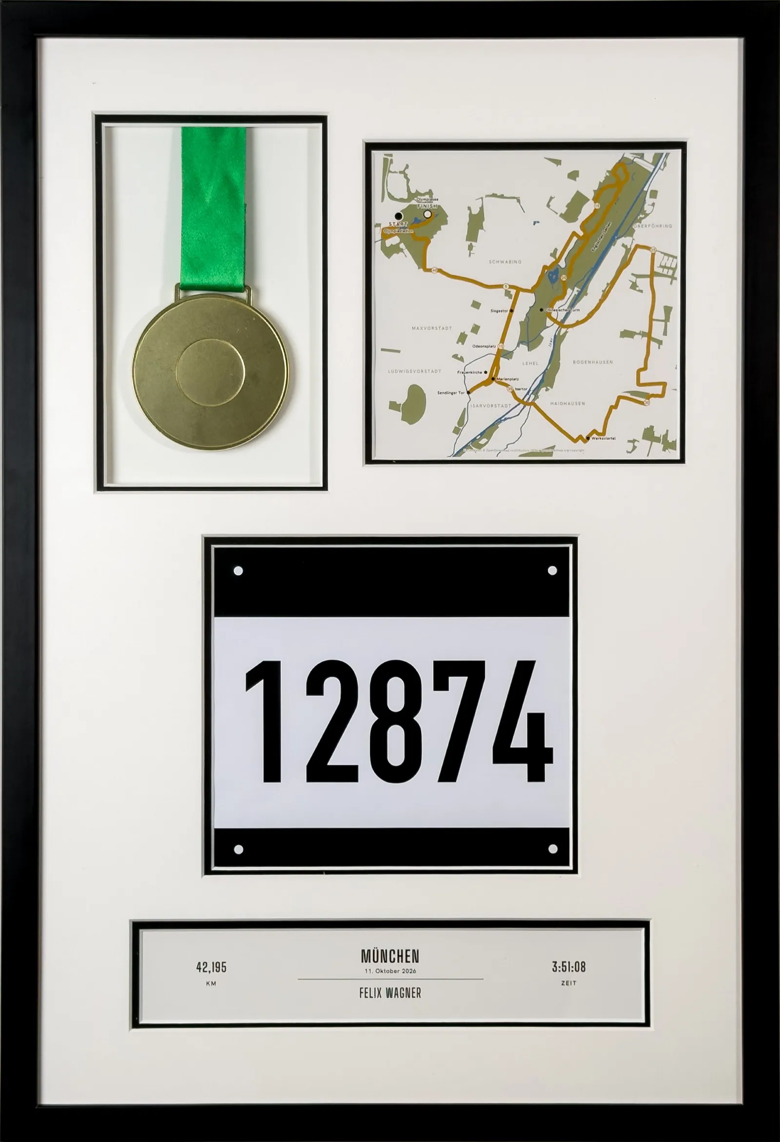 Ein schwarzer Rahmen im Format 40 mal 60 an einer hellen Wand. Hinter weißem Passepartout liegen eine Medaille am grünen Band, die Streckenkarte des Marathons in München, eine Startnummer und darunter die gedruckte Finisherzeile mit Distanz, Ort, Datum, Name und Zielzeit.
